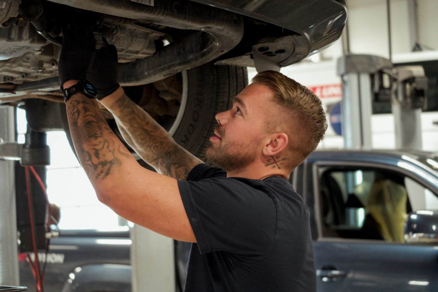Mann som jobber på bilverksted