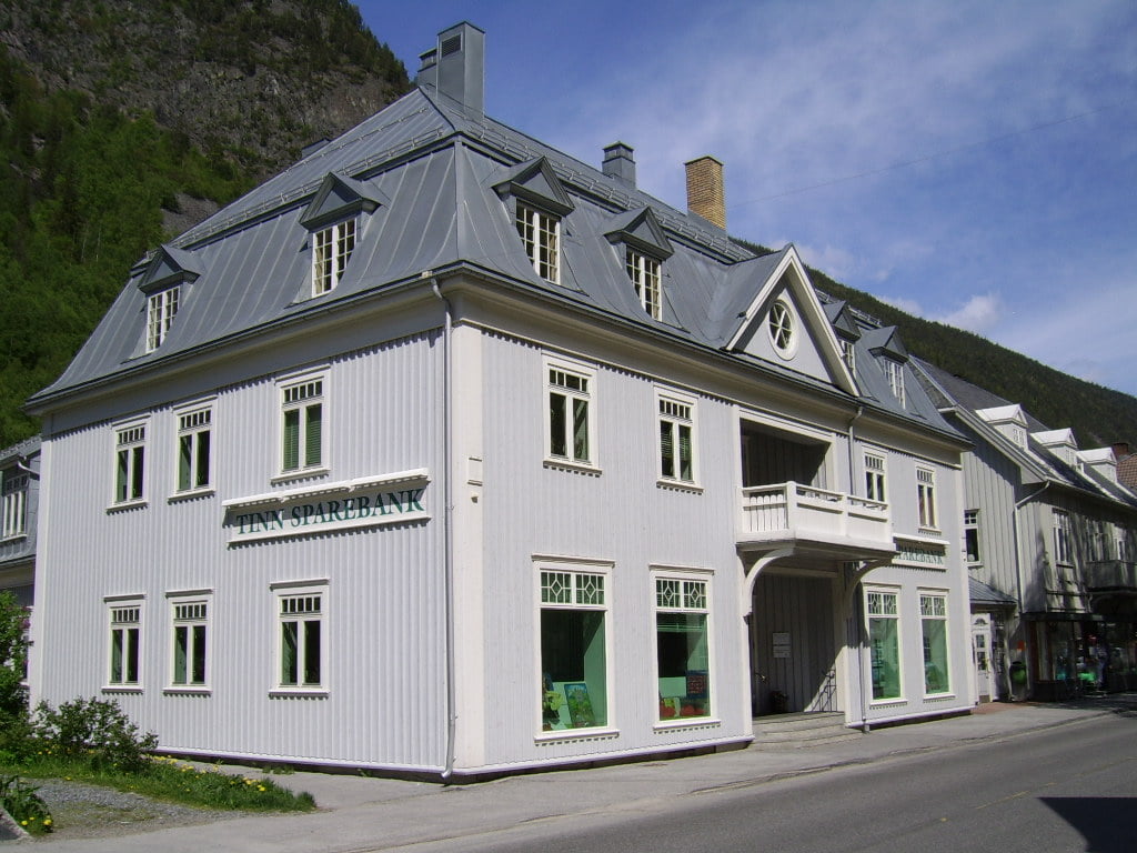 Eksteriørbilde av Tinn Sparebank på Rjukan