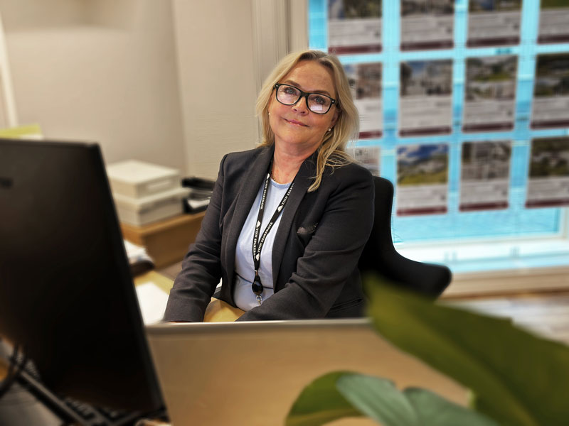 En ansatt i kundesentret